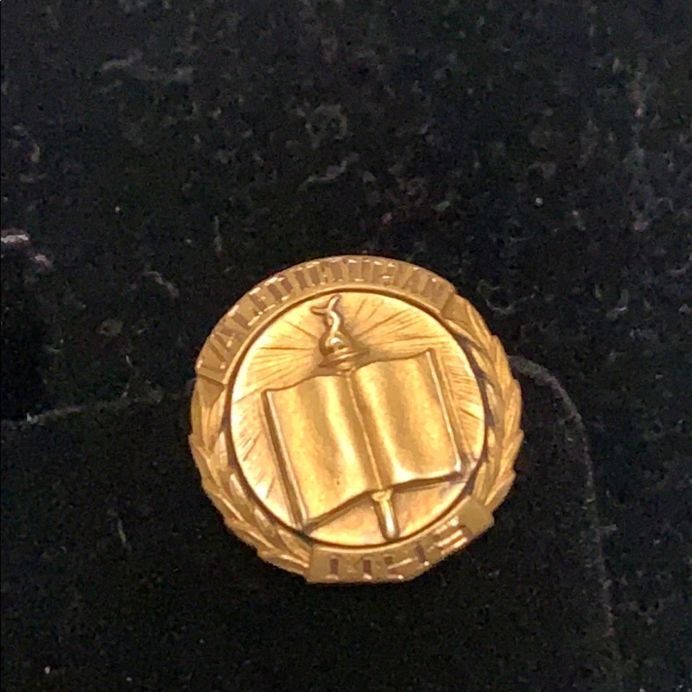 Valedictorian Pin 10k (plated)